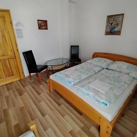 Akacliget Vendeghaz Es Major Hotel Ofeherto Ngoại thất bức ảnh