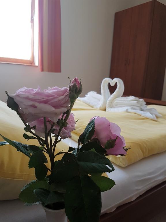 Akacliget Vendeghaz Es Major Hotel Ofeherto Ngoại thất bức ảnh