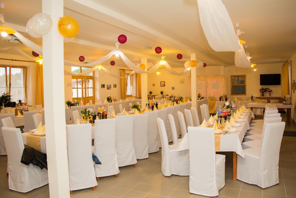 Akacliget Vendeghaz Es Major Hotel Ofeherto Ngoại thất bức ảnh